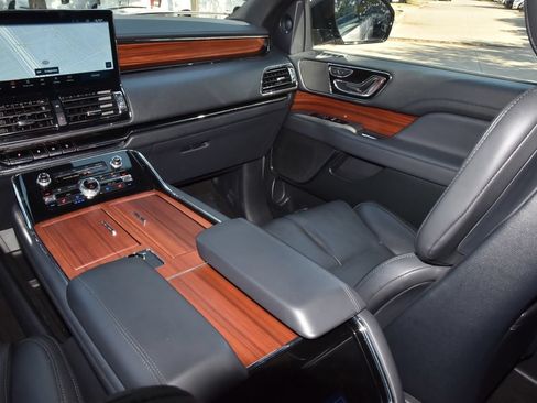 Certified 2024 Lincoln Navigator Premiere AWD/4WD image 18