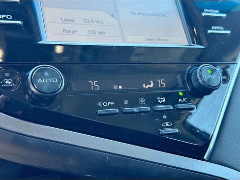 Used 2018 Toyota Camry XSE image 15