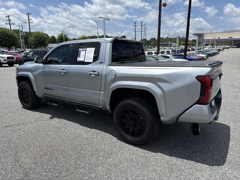 Used 2024 Toyota Tacoma SR5 w/ SR5 Upgrade Package AWD/4WD image 8