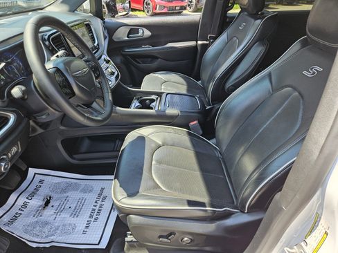 Used 2025 Chrysler Pacifica Limited FWD image 7