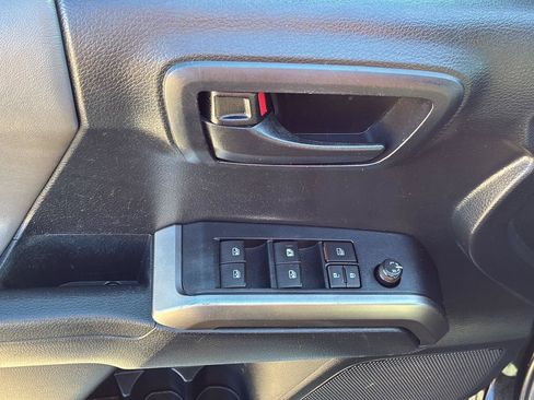 Used 2019 Toyota Tacoma SR5 AWD/4WD image 33