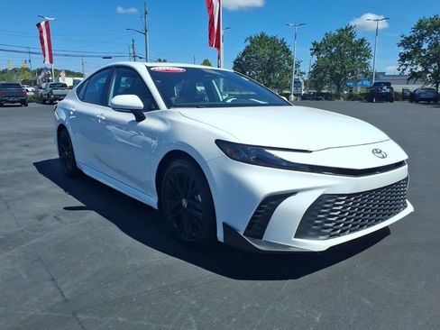Used 2025 Toyota Camry SE w/ Convenience Package FWD image 1