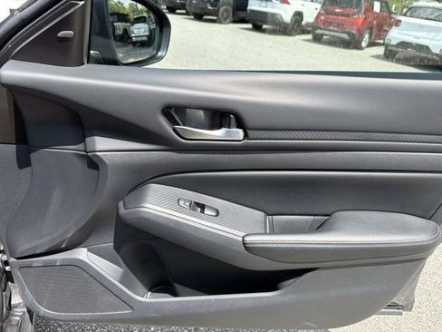 Used 2025 Nissan Altima 2.5 SV FWD image 14