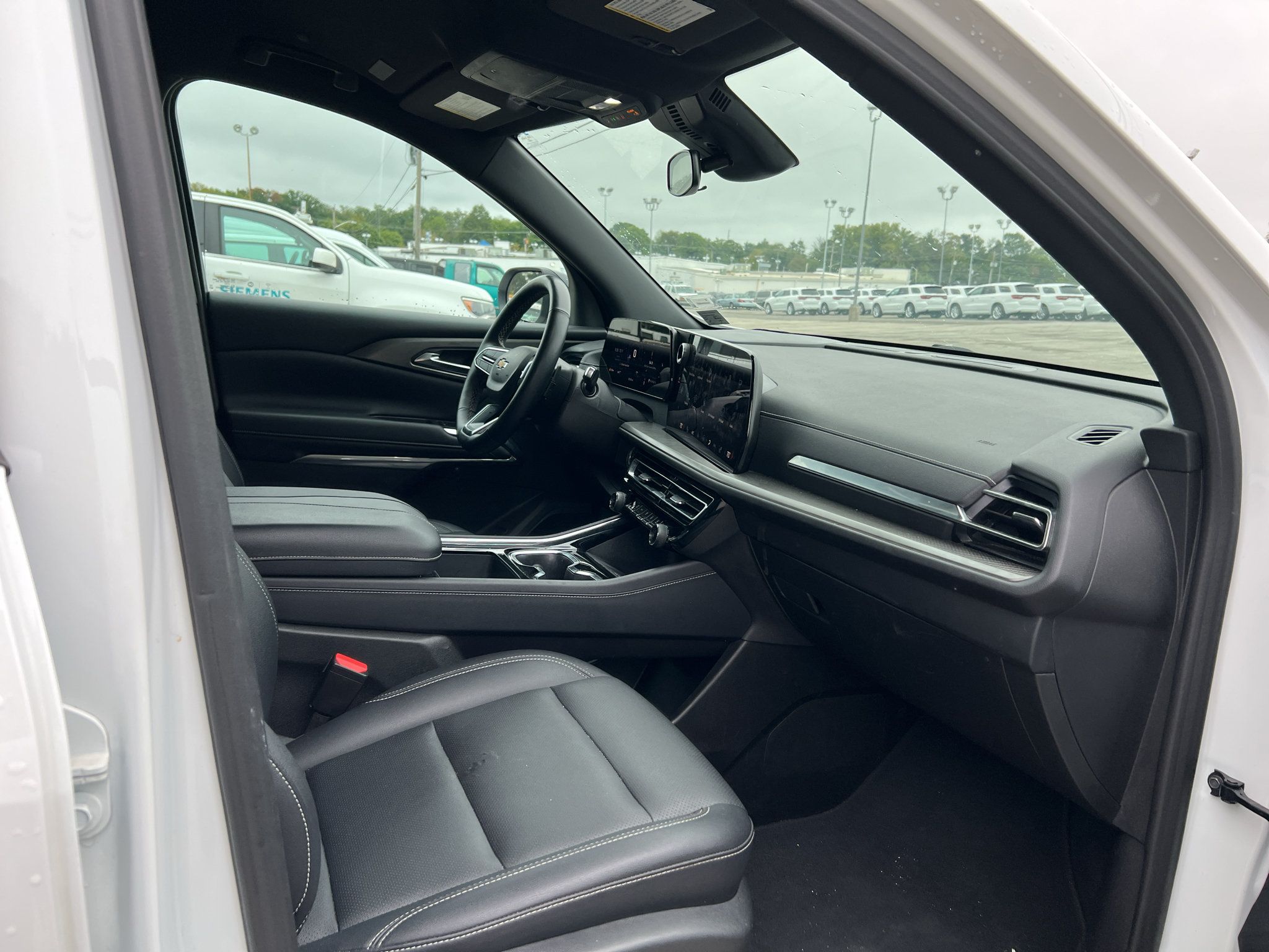 Used 2025 Chevrolet Traverse LT AWD/4WD image 9