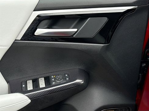 New 2025 Mitsubishi Outlander SE image 18