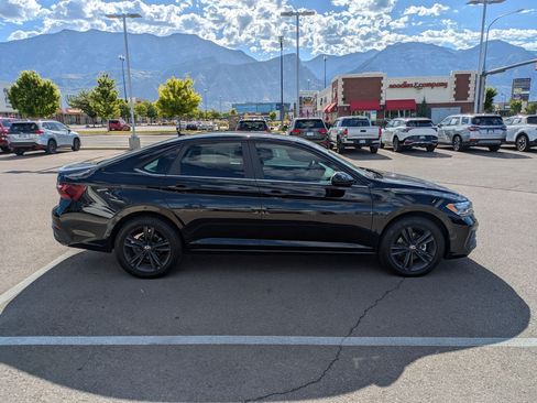 Used 2022 Volkswagen Jetta SE FWD image 2