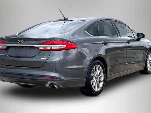 Used 2017 Ford Fusion SE w/ Fusion SE Technology Package FWD image 5