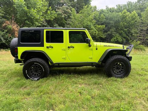 Used 2017 Jeep Wrangler Unlimited Rubicon w/ Connectivity Group AWD/4WD image 4