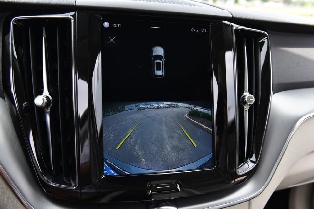 Used 2022 Volvo XC60 B5 Momentum AWD/4WD image 14