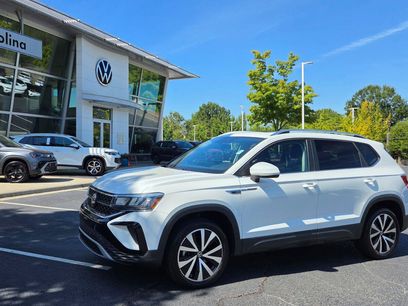 Used 2023 Volkswagen Taos SE w/ Panoramic Sunroof Package