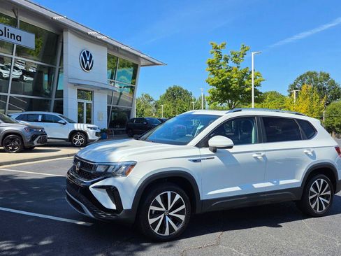 Used 2023 Volkswagen Taos SE w/ Panoramic Sunroof Package FWD image 1