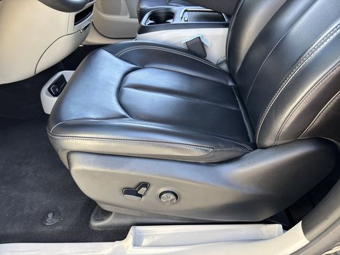 Used 2023 Chrysler Pacifica Touring-L image 19