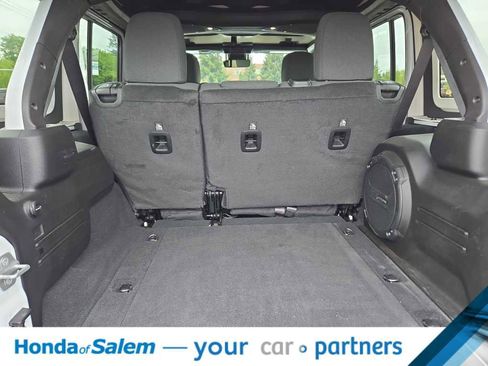 Used 2024 Jeep Wrangler Unlimited Rubicon w/ Technology Group AWD/4WD image 19