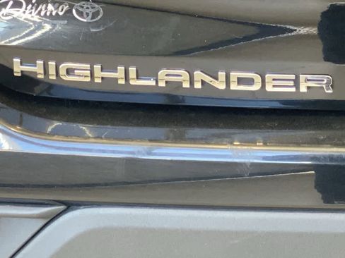 Used 2022 Toyota Highlander XLE image 11