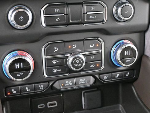 Used 2024 GMC Yukon XL SLT w/ SLT Luxury Package image 22