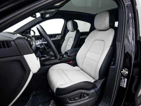 Certified 2025 Porsche Cayenne S image 5