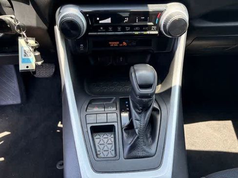 Used 2021 Toyota RAV4 LE FWD image 21