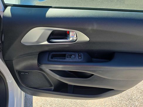 Used 2021 Chrysler Pacifica Limited w/ Uconnect Theater Family Group image 33