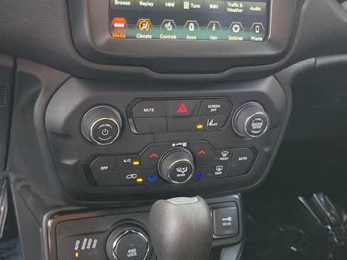 Used 2023 Jeep Renegade Latitude w/ Premium Group AWD/4WD image 27