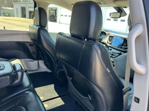 Used 2017 Chrysler Pacifica Touring-L image 14