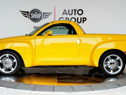 Used 2006 Chevrolet SSR w/ Preferred Equipment Group RWD image 2
