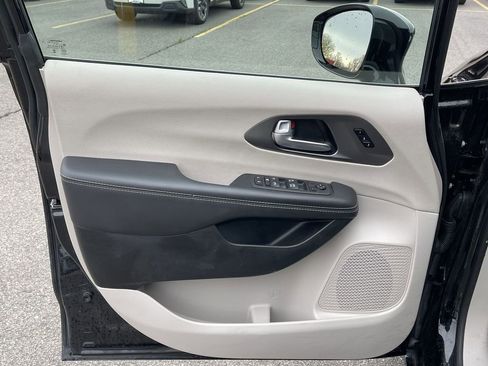Used 2024 Chrysler Pacifica Touring-L FWD image 25