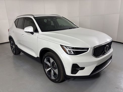 Used 2025 Volvo XC40 B5 Plus image 2