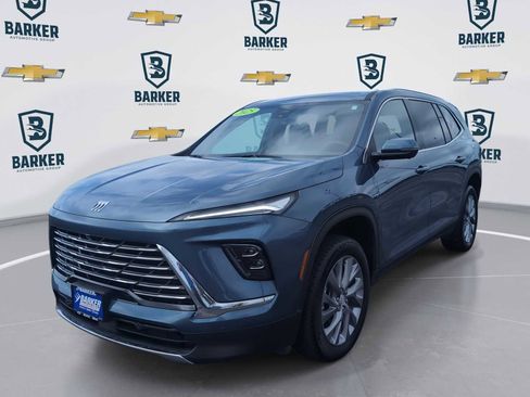 Used 2025 Buick Enclave Preferred AWD/4WD image 1