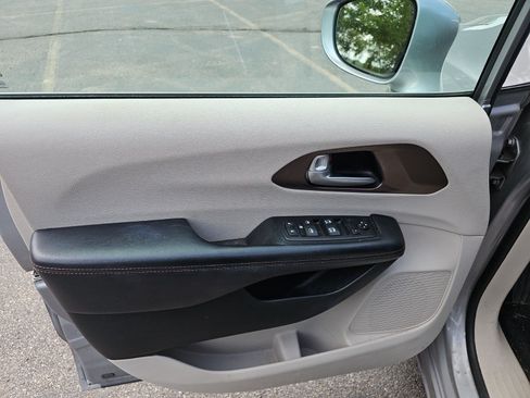 Used 2017 Chrysler Pacifica Touring-L FWD image 18