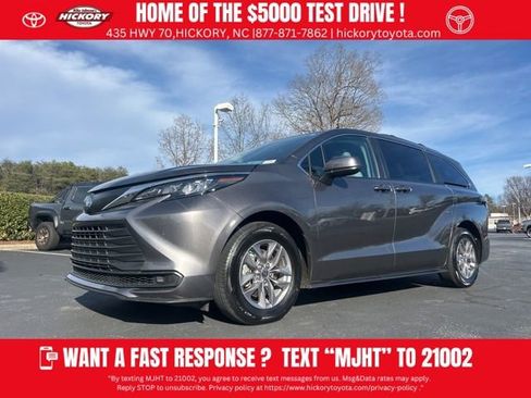 Used 2024 Toyota Sienna LE image 1