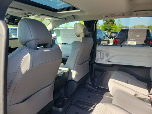 New 2026 Toyota Sienna XLE FWD image 25