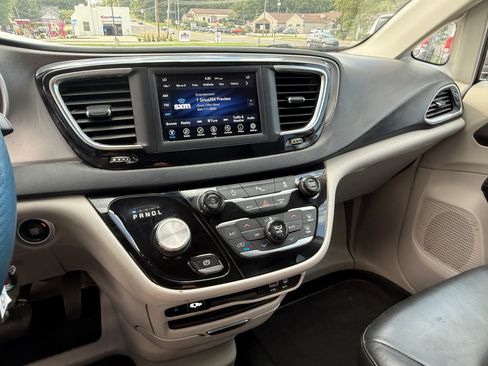 Used 2020 Chrysler Pacifica Touring-L FWD image 16