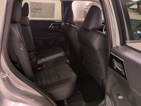 New 2025 Mitsubishi Outlander SE image 12