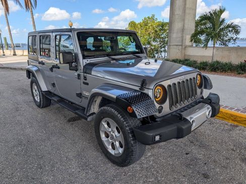 Used 2014 Jeep Wrangler Unlimited Sahara w/ Connectivity Group image 4
