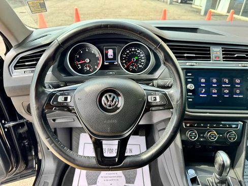 Used 2018 Volkswagen Tiguan SE w/ Panoramic Sunroof Package image 17