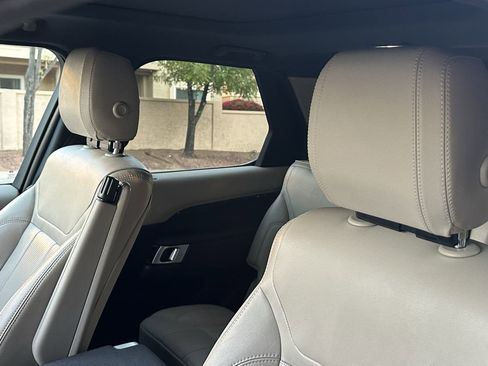 Used 2018 Land Rover Discovery SE image 14