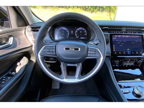 Used 2023 Jeep Grand Cherokee L Limited AWD/4WD image 5
