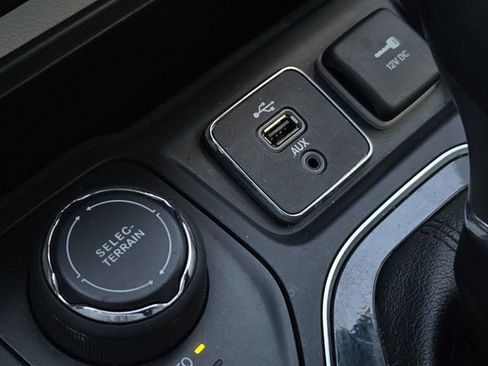 Used 2019 Jeep Cherokee Limited w/ Technology Group image 28