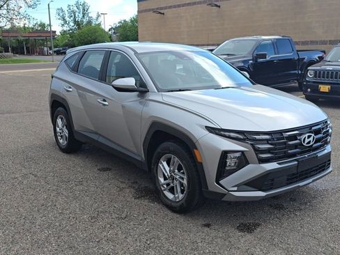 Used 2025 Hyundai Tucson SE AWD/4WD image 3