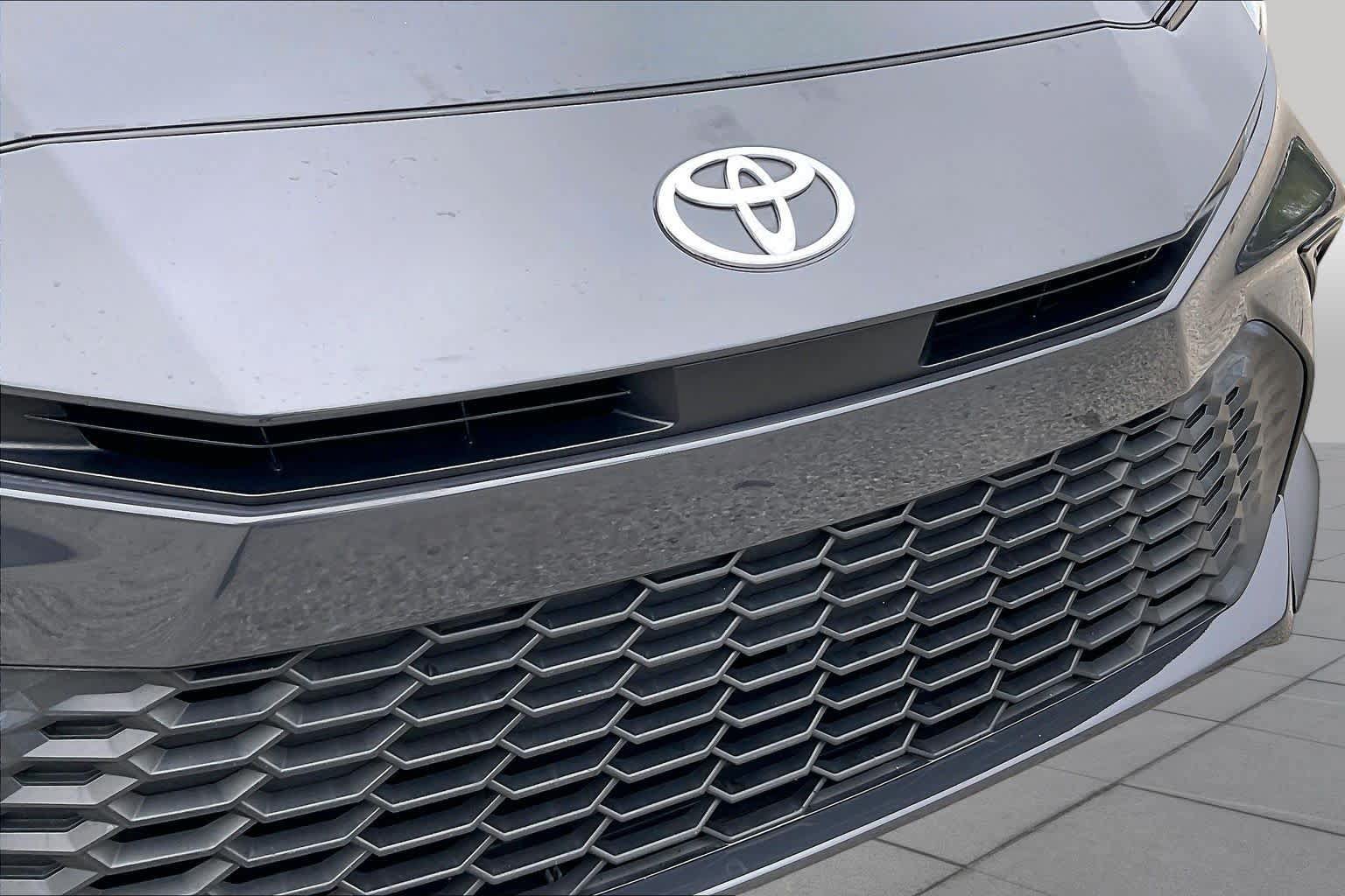Used 2025 Toyota Camry SE FWD image 29