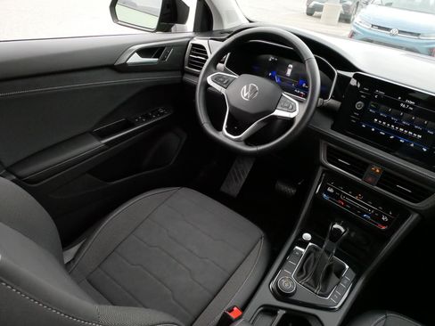 Used 2025 Volkswagen Taos SE AWD/4WD image 9