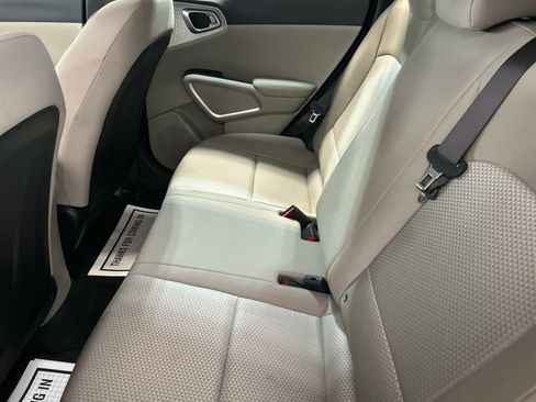 Used 2025 Kia Soul LX w/ LX Technology Package FWD image 5