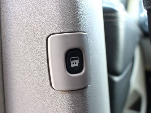 Used 2016 Chrysler Town & Country Touring FWD image 32