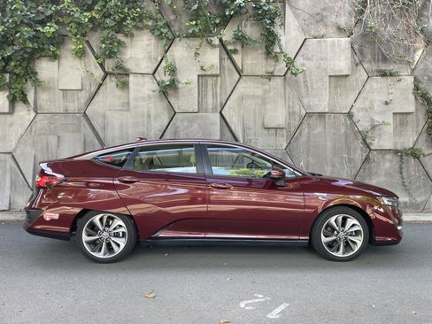 Used 2018 Honda Clarity Plug-In Hybrid image 3