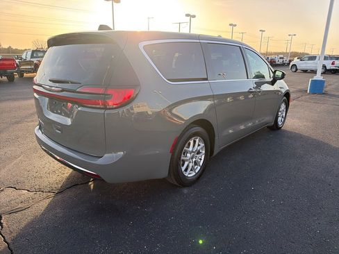Used 2025 Chrysler Pacifica Select image 5