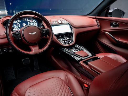 Used 2021 Aston Martin DBX image 2