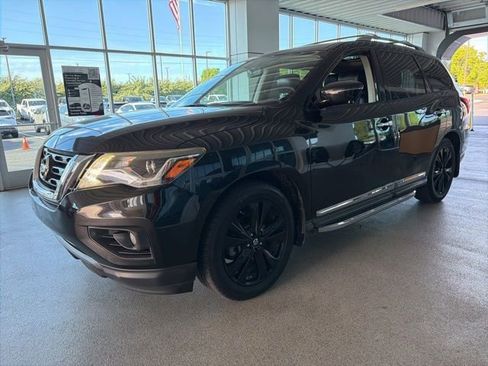 Used 2017 Nissan Pathfinder Platinum w/ Family Entertainment Package image 3