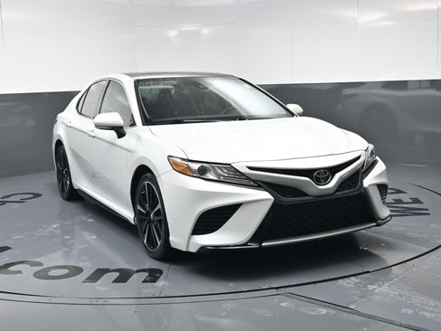 Used 2019 Toyota Camry XSE image 3