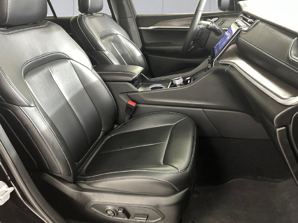 Used 2025 Jeep Grand Cherokee Limited AWD/4WD image 13