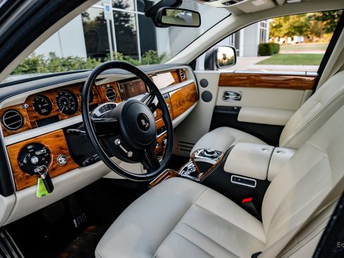 Used 2014 Rolls-Royce Phantom Sedan image 30